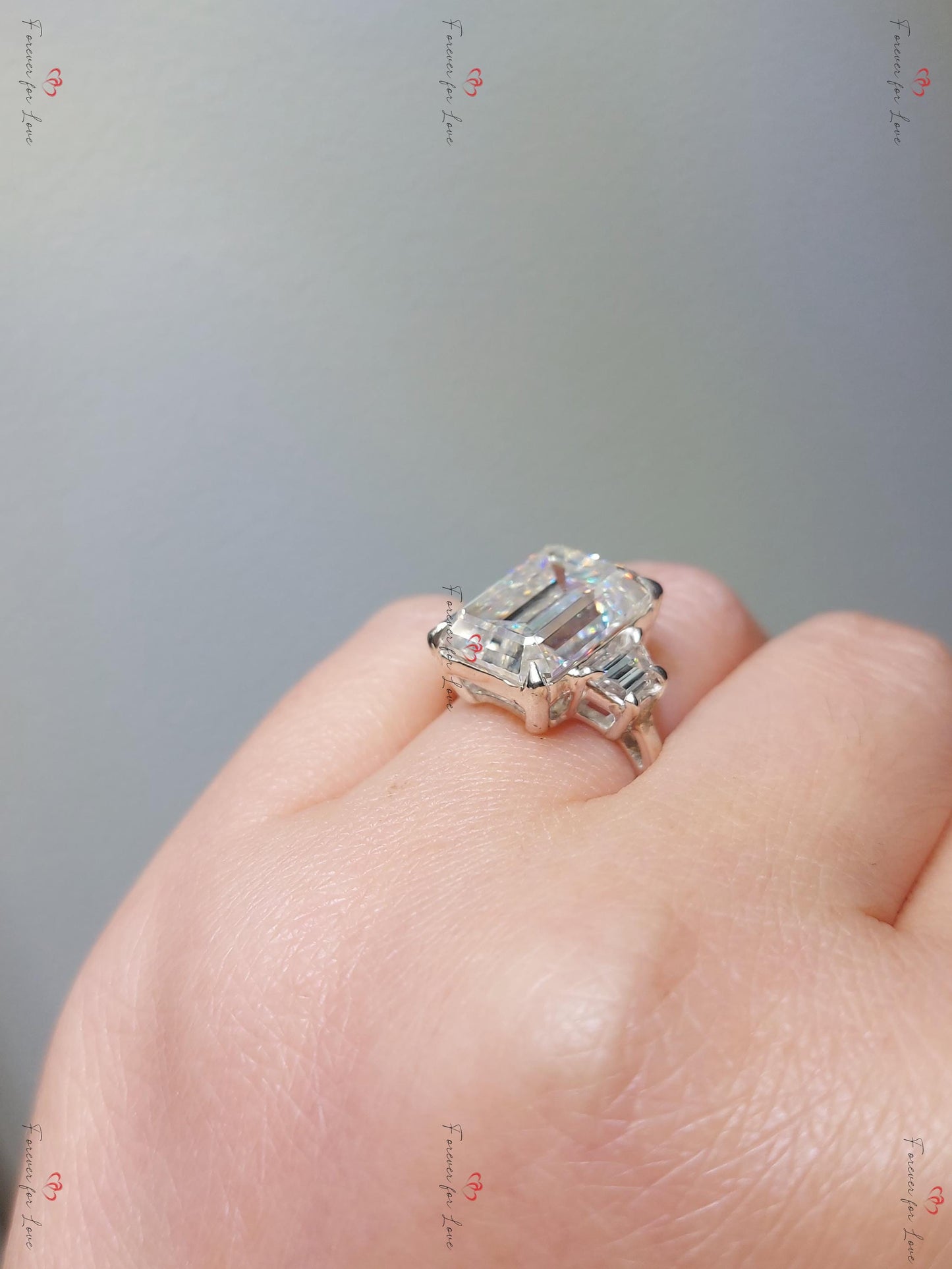 Drei-Stein-Verlobungsring mit smaragdgeschliffenem Moissanit, smaragdgeschliffenem und trapezgeschliffenem Moissanit, Drei-Stein-Ehering, Jahrestagsring. Emerald cut Moissanite engagement ring in Gold or Platinum — custom handcrafted by Forever For Love