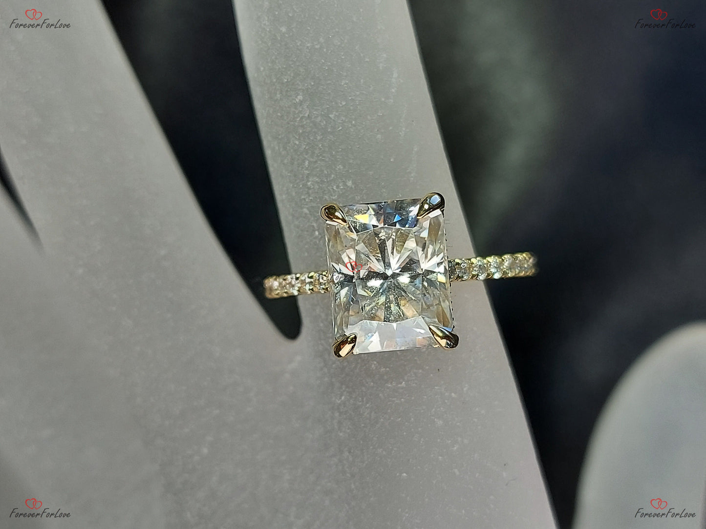 4 Karat strahlender Moissanit-Verlobungsring mit Pavé-Band Radiant cut Moissanite engagement ring in 935 Argentium Silber — custom handcrafted by Forever For Love