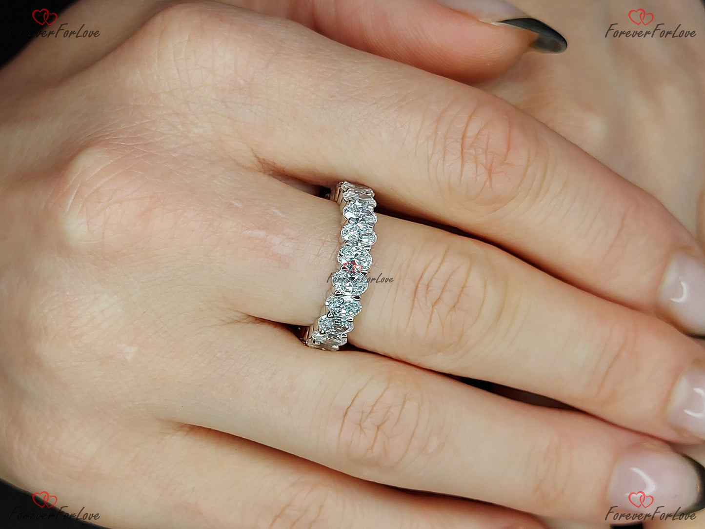 Bague Éternité Ovale Diamants de Synthèse Certifiée, Bague de Mariage en Platine Entièrement Pavée de Diamants Ovales Sertis à Griffes Partagées Oval cut Moissanite Taille Brillant engagement ring in Gold or Platinum — custom handcrafted by Forever For Love