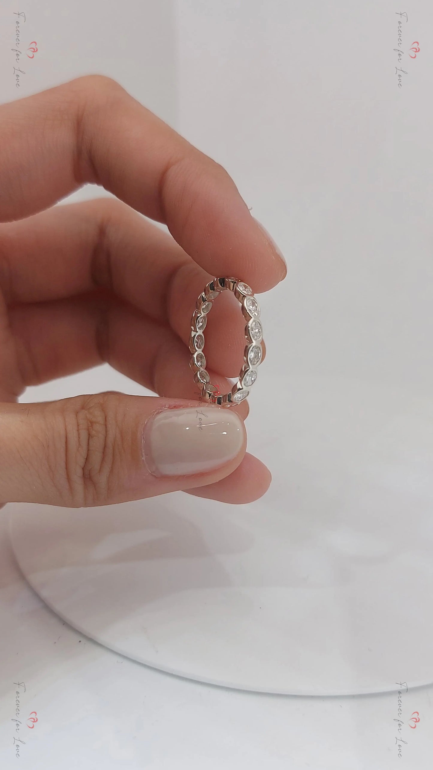 Eleganter ovaler Ost-West-Diamantring in Silber Oval cut Moissanite engagement ring in 935 Argentium Silber — custom handcrafted by Forever For Love