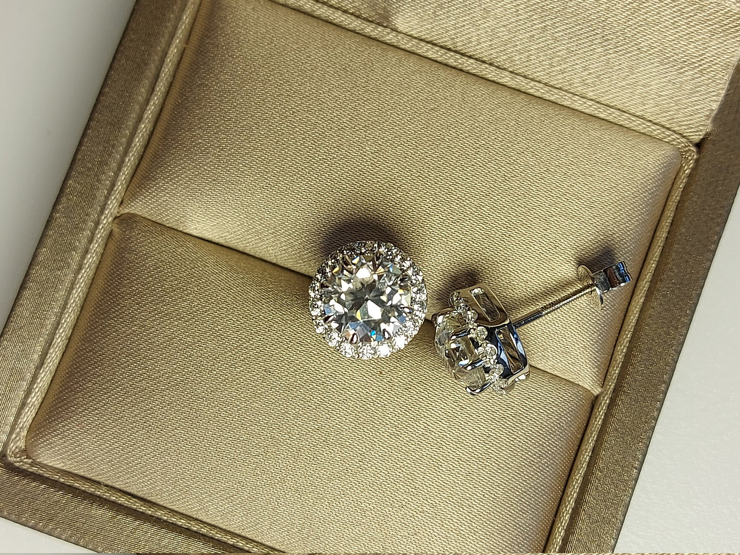 5 Karat Old Mine Cut Halo Runde Ohrstecker mit Schraubverschluss aus massivem 14 Karat Weißgold Vintage Diamant-Ohrstecker Moissanite engagement ring in Gold or Platinum — custom handcrafted by Forever For Love