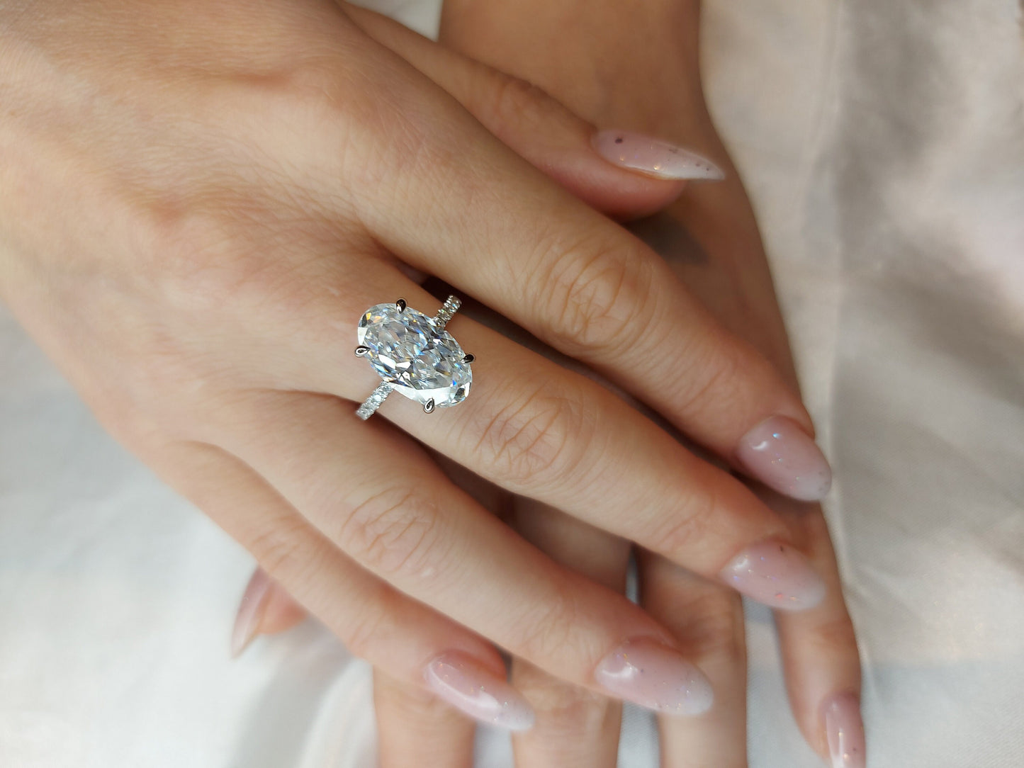 Oval-Verlobungsring/ 7 Karat Crushed Ice Oval 14*9mm Moissanit, verdeckter Diamant-Halo-Ring. Oval cut Moissanite engagement ring in 935er Argentium Silber — custom handcrafted by Forever For Love