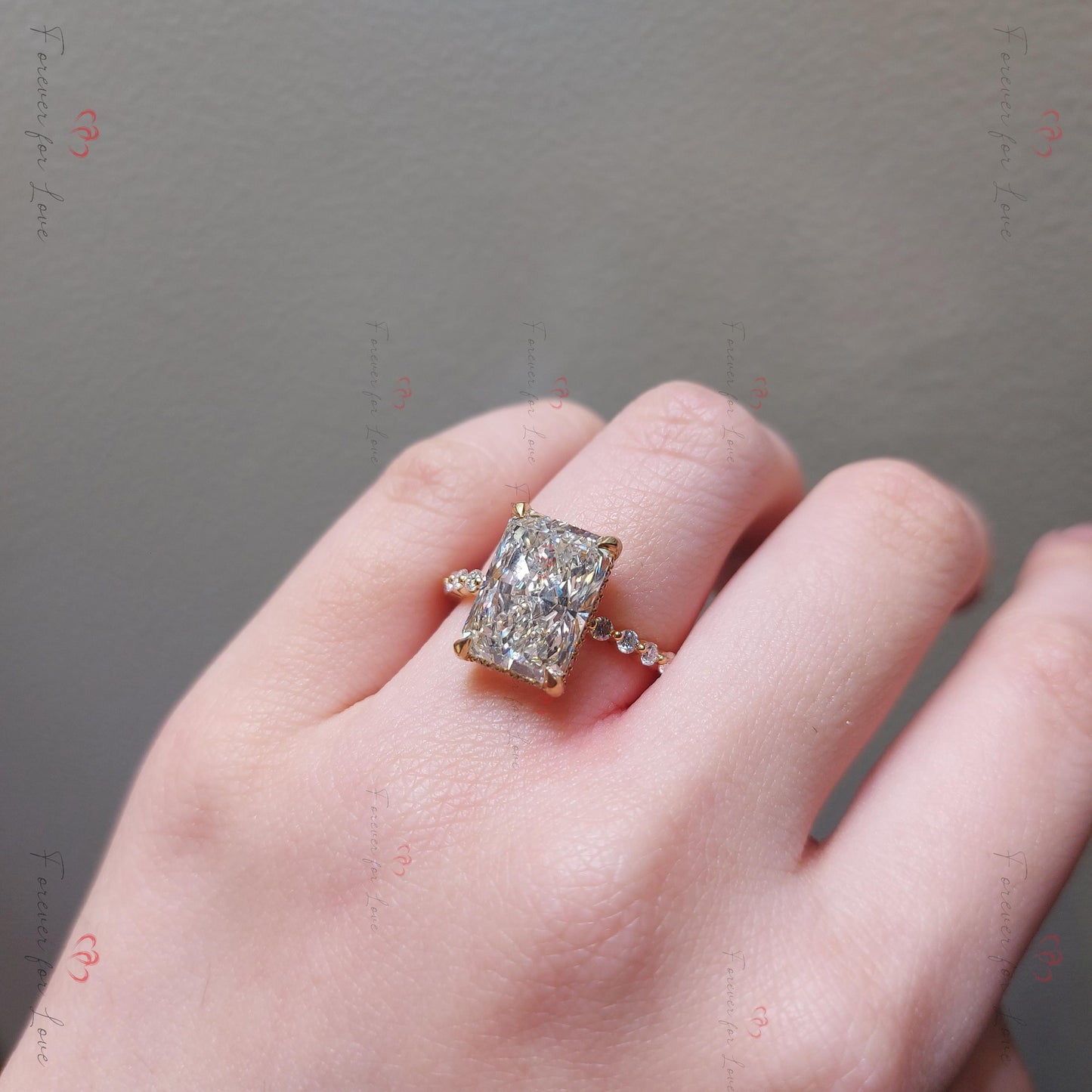 Bague de Fiançailles Solitaire 5 carats en Diamant de Laboratoire Radiant Certifié IGI Radiant cut 1Ct Moissanite taille brillant engagement ring in Gold or Platinum — custom handcrafted by Forever For Love