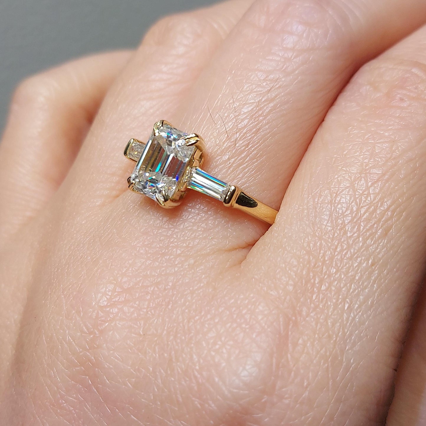 Drei-Stein-Verlobungsring mit smaragdgeschliffenem Moissanit, smaragdgeschliffener und spitz zulaufender Baguette-Moissanit-Ring, Drei-Stein-Hochzeits-Jahrestagsring. Emerald cut Moissanite engagement ring in Gold or Platinum — custom handcrafted by Forever For Love
