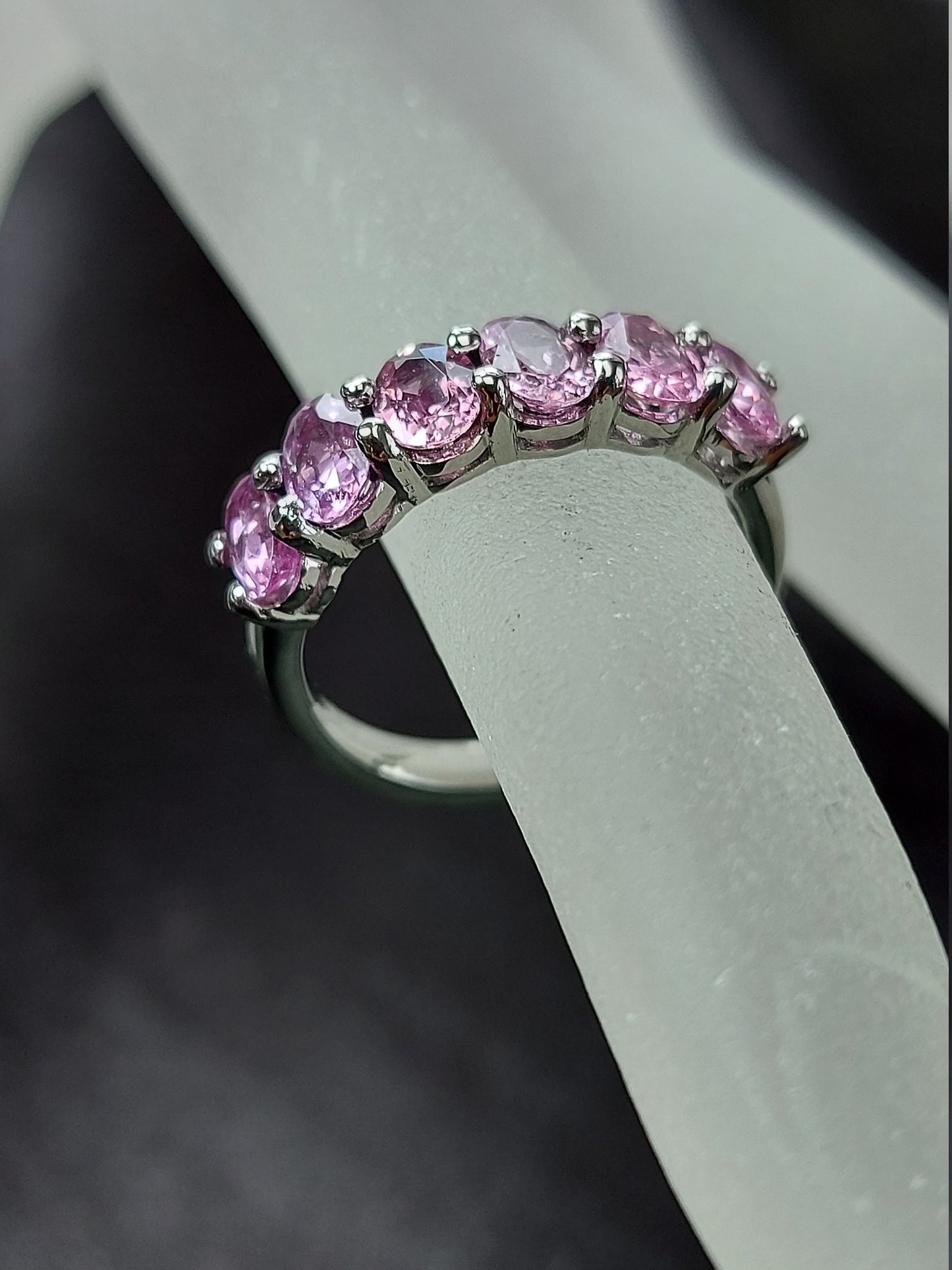 Ovales Eternity-Band aus rosa Saphiren Oval cut Moissanite engagement ring in 935 Argentium Silber — custom handcrafted by Forever For Love