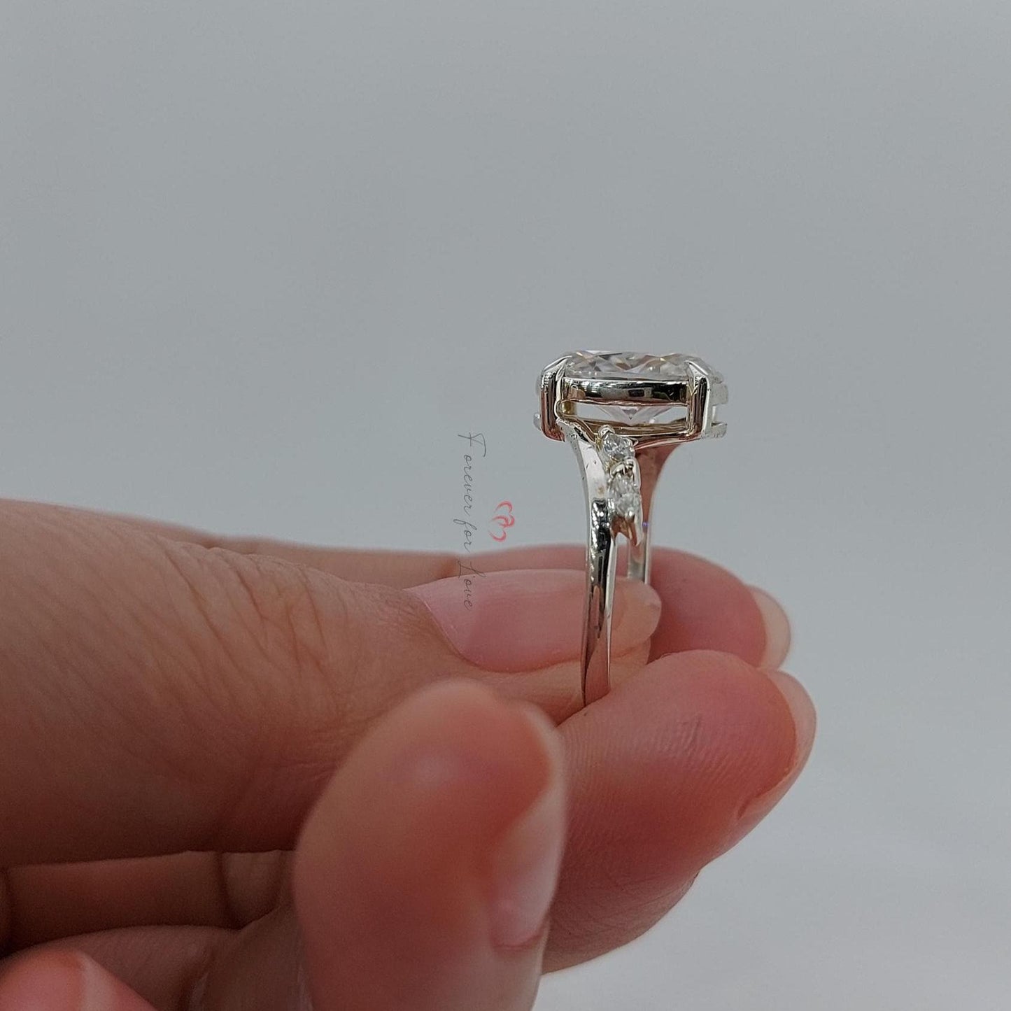 2 Karat IGI-zertifizierter ovaler Labor-Diamant Solitär-Verlobungsring Oval cut Moissanite engagement ring in 935 Argentium Silber — custom handcrafted by Forever For Love