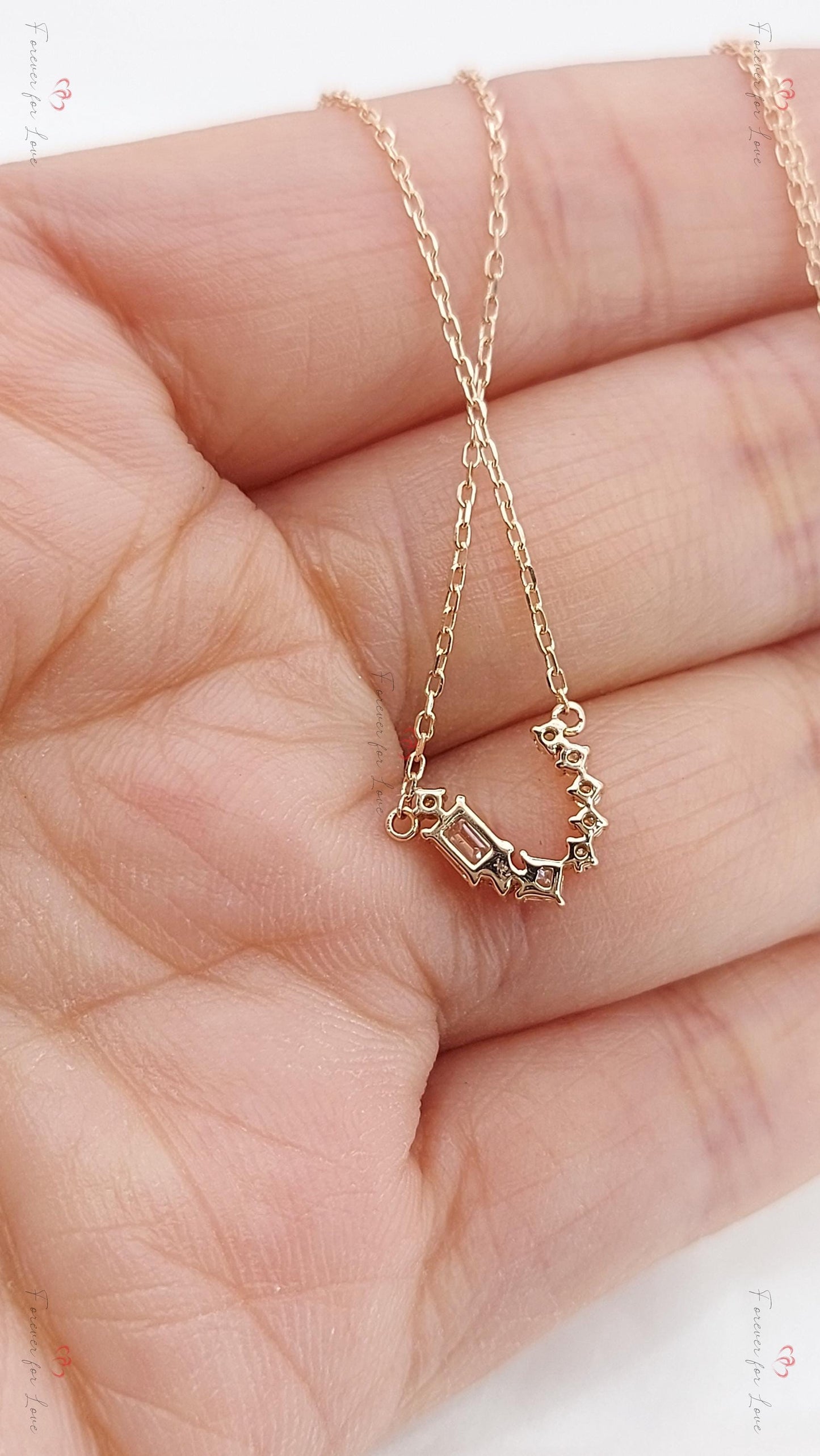 Glückshalskette Hufeisen, Geschenk für Pferdeliebhaber | Zierlicher Gold- oder Silberanhänger | Individueller Glücksbringer | Abschluss- oder Geburtstagsgeschenk Moissanite engagement ring in Gold or Platinum — custom handcrafted by Forever For Love