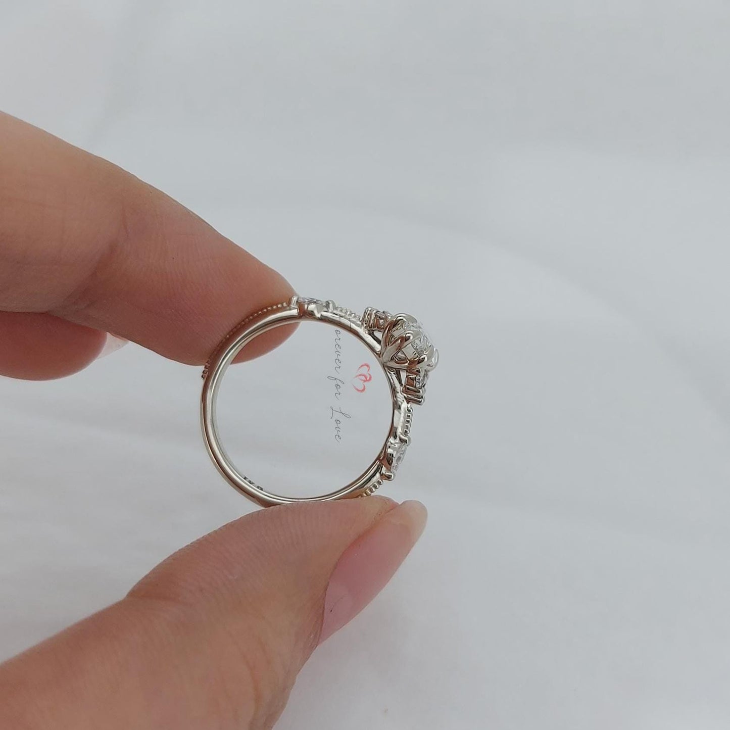 Bague vintage en or avec diamant de laboratoire taille marquise de 2 carats et accents de diamants Marquise cut 1Ct Moissanite taille brillant engagement ring in Gold or Platinum — custom handcrafted by Forever For Love