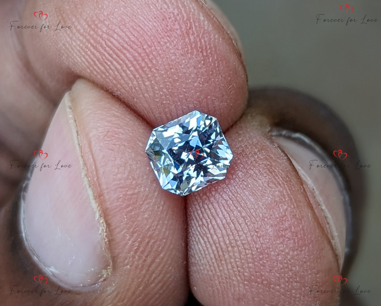 1,34 ct unbehandelter, weißer Saphir. Ein natürlicher, eleganter, unbehandelter weißer Ceylon-Saphir im Radiant-Schliff. Moissanite engagement ring in Gold or Platinum — custom handcrafted by Forever For Love