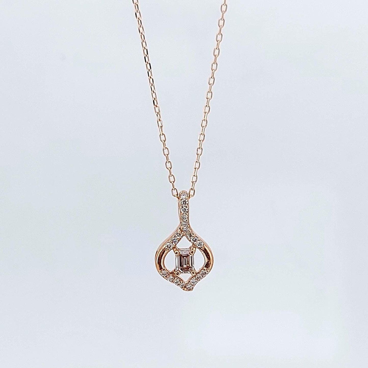 Halskette mit Smaragd und runden Diamanten, 14 Karat Roségold, zierlicher minimalistischer Anhänger, Damen-Halskette mit Labordiamant, besonderes Geschenk für sie. Moissanite engagement ring in Gold or Platinum — custom handcrafted by Forever For Love