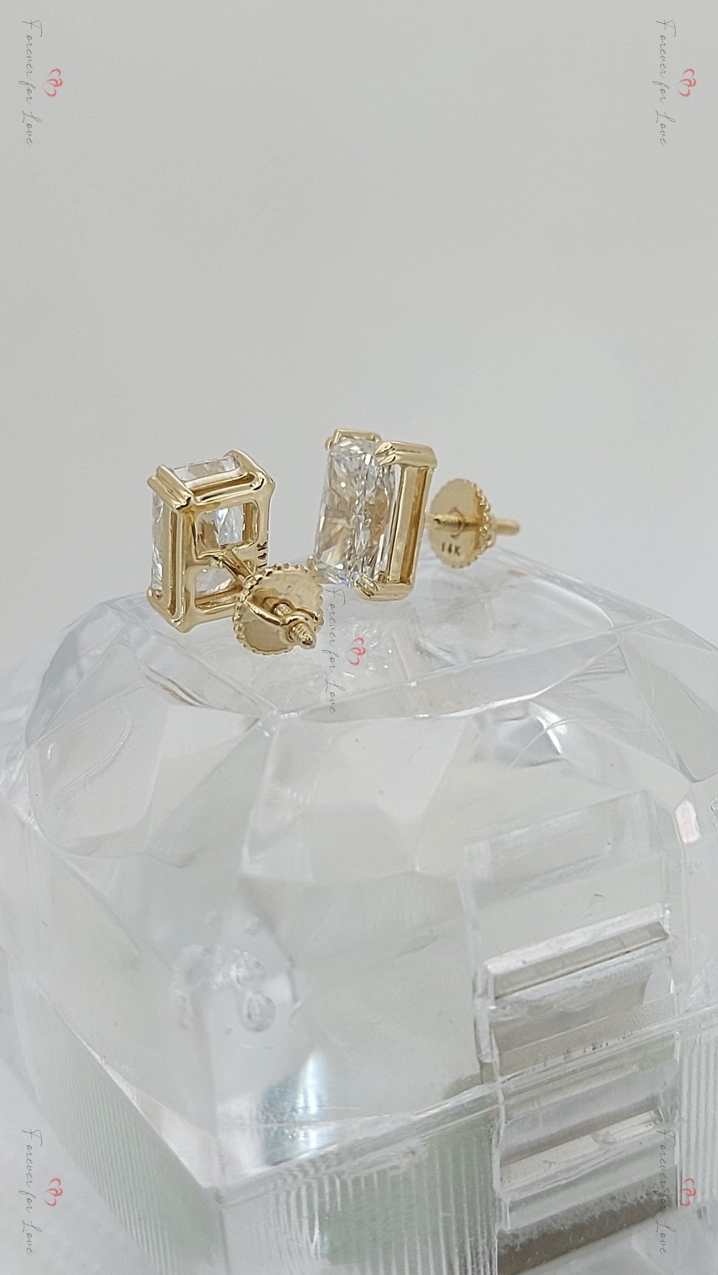 4 Karat Radiant-Schliff Laborgezüchtete Diamantohrstecker: 14K Gelbgold Moissanite engagement ring in Gold or Platinum — custom handcrafted by Forever For Love