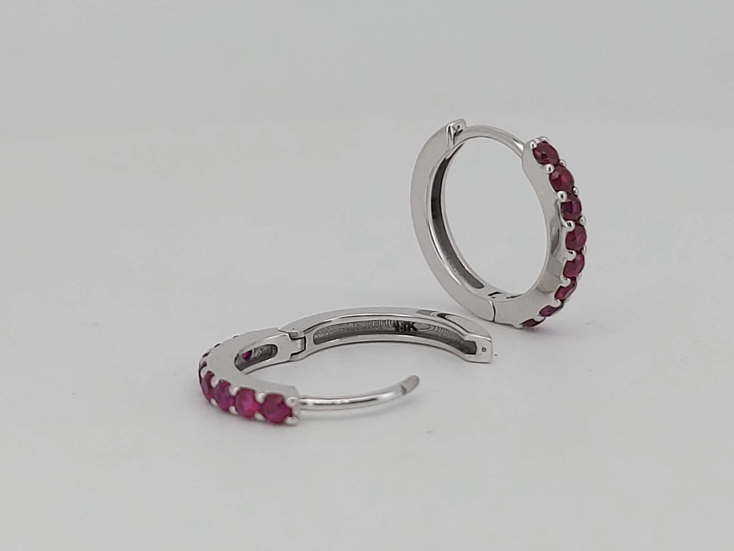 Ohrringe aus natürlichem Rubin / Huggie Ohrringe / 14 Karat Gold 10MM Rubin Huggie Kreolen / Geburtsstein Juli / Last-Minute-Geschenkidee, Geschenk für Mama Moissanite engagement ring in Gold or Platinum — custom handcrafted by Forever For Love