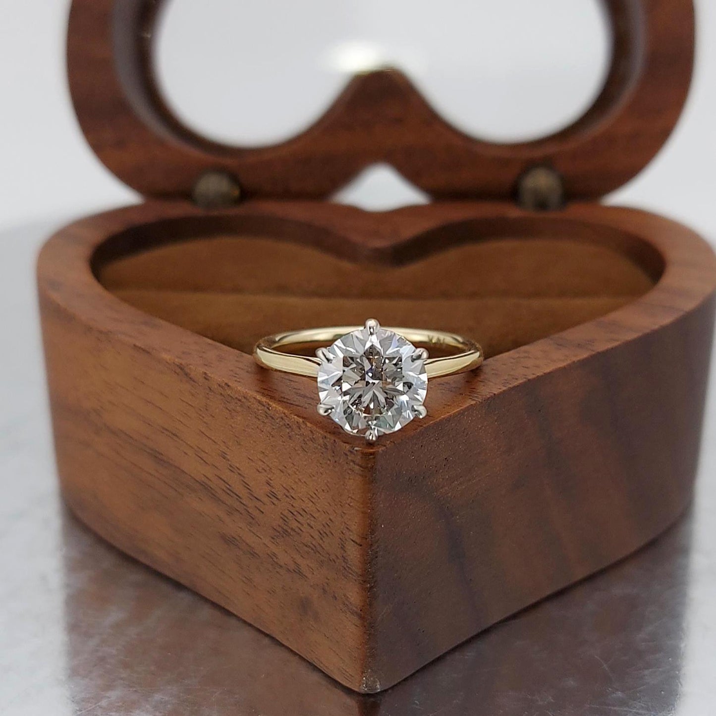 1,5 Karat IGI-zertifizierter runder Diamant-Solitär-Verlobungsring Round cut Moissanite engagement ring in 935er Argentium Silber — custom handcrafted by Forever For Love