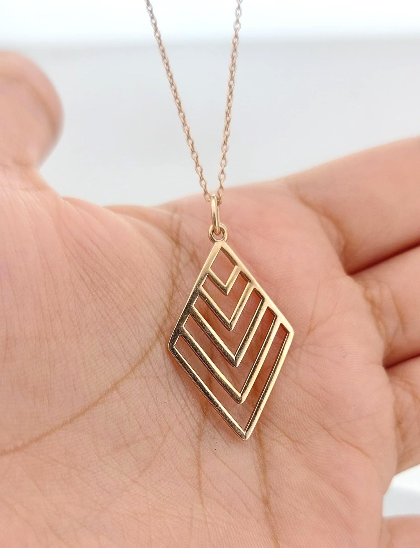 Geometrische Chevron Anhänger Halskette, Minimalistische goldene geschichtete Diamantform Halskette, Moderner Alltagsschmuck, Zierliche Goldkette Moissanite engagement ring in Gold or Platinum — custom handcrafted by Forever For Love