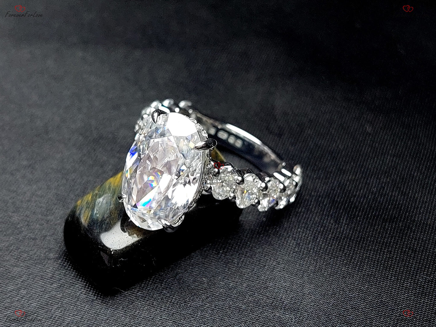 Ovaler Verlobungsring, 10 Karat Crushed Ice Ovalschliff 16*10.5mm Moissanit Verlobungsring, Diamant Hidden Halo klobige ovale Ringschiene Geschenk für sie. Oval cut Moissanite engagement ring in 935 Argentium Silber — custom handcrafted by Forever For Love
