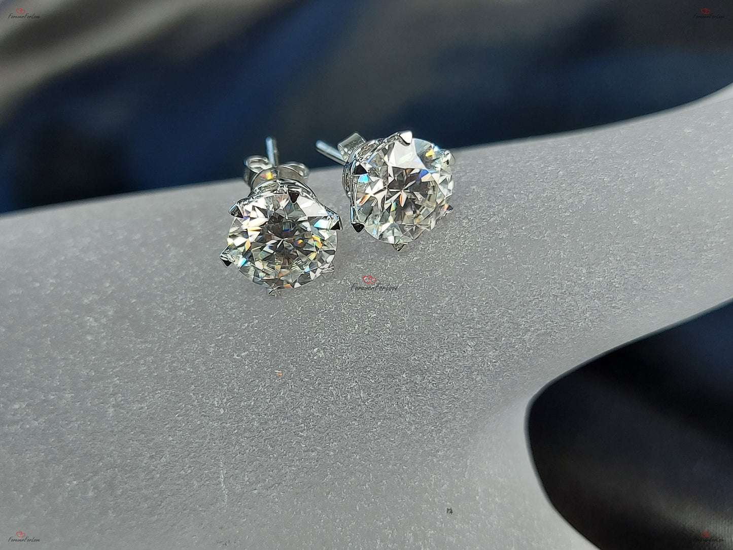 Runde Diamantohrstecker / IGI-zertifizierte Lab Grown Diamantohrstecker / 14K Gold Schraubverschluss Ohrstecker / Geburtstagsgeschenk für Sie Moissanite engagement ring in Gold or Platinum — custom handcrafted by Forever For Love