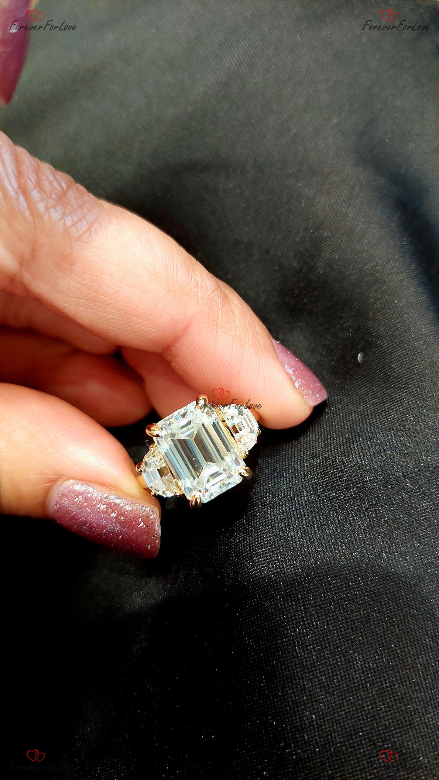 Verlobungsring mit drei Steinen aus 5 Karat Smaragd-Moissanit Emerald cut Moissanite engagement ring in Gold or Platinum — custom handcrafted by Forever For Love