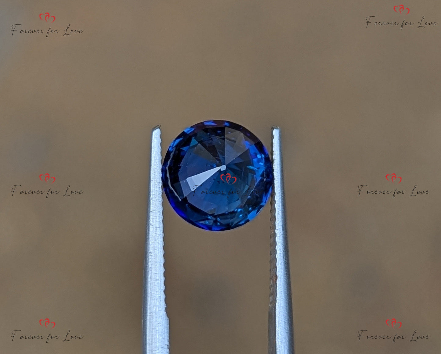Kornblumenblauer Saphir 2,5 Karat, echter srilankischer runder loser Edelstein, lebhaftes Blau Moissanite engagement ring in Gold or Platinum — custom handcrafted by Forever For Love