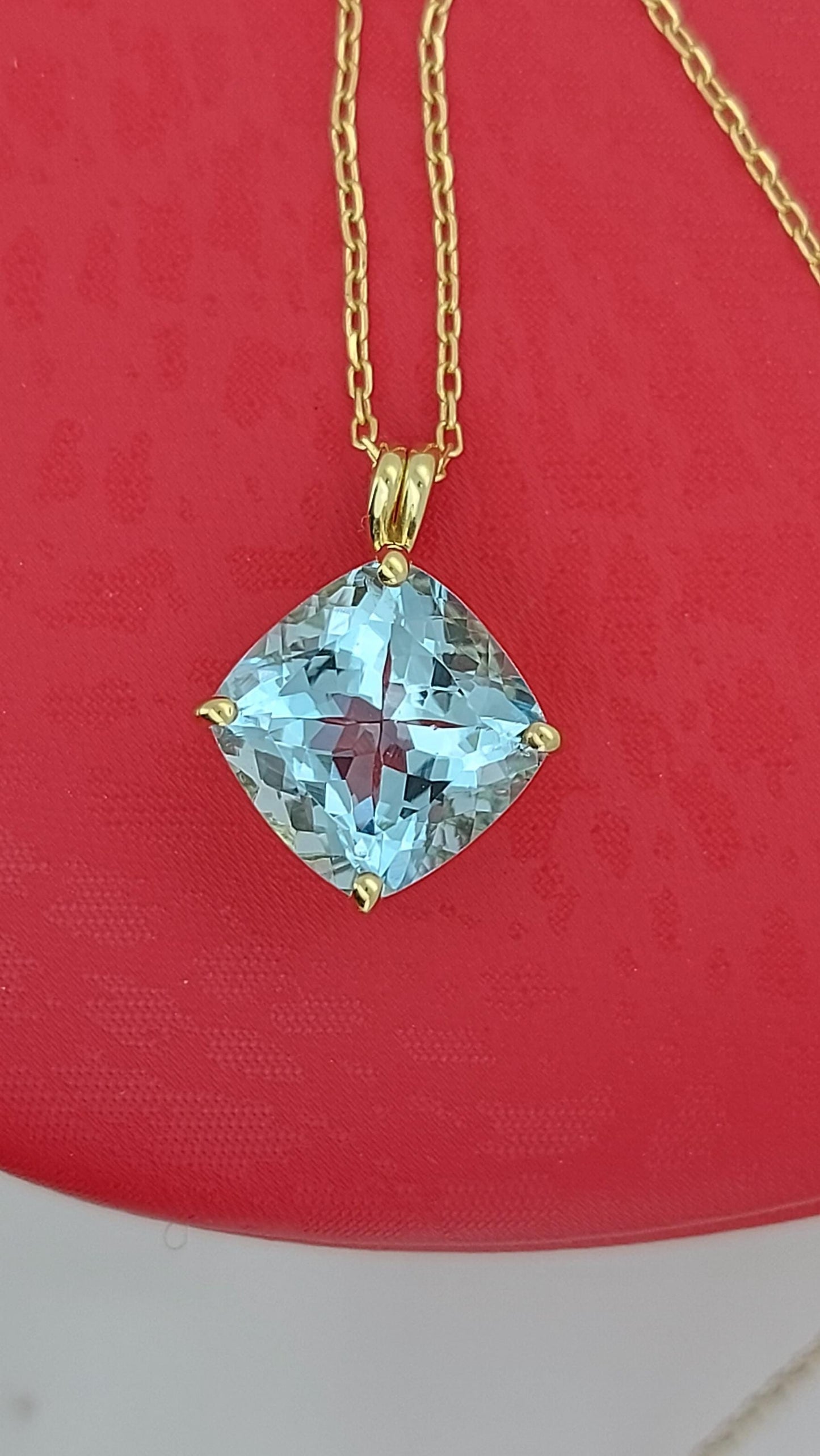Aquamarin-Halskette mit Anhänger aus 14 Karat Massivgelbgold für Damen, kissenförmiger Aquamarin-Anhänger, Geburtsstein März. Moissanite engagement ring in Gold or Platinum — custom handcrafted by Forever For Love