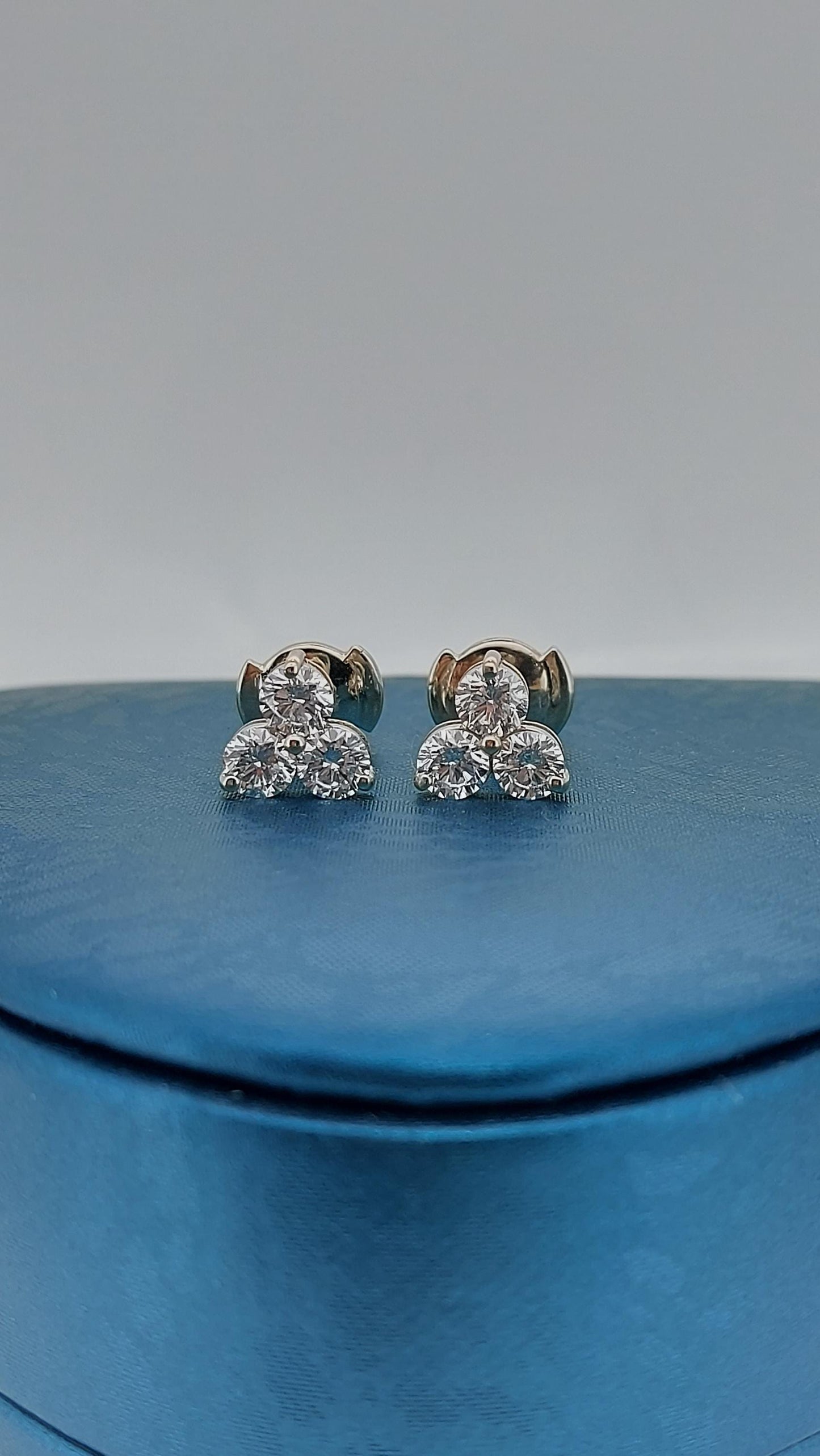 Ohrstecker aus 14 Karat Gold und Diamanten, 4 mm Diamant-Cluster-Ohrring mit Sicherheitsverschluss, Paar Ohrringe aus 14 Karat Rosé-, Weiß- und Gelbgold. Moissanite engagement ring in Gold or Platinum — custom handcrafted by Forever For Love