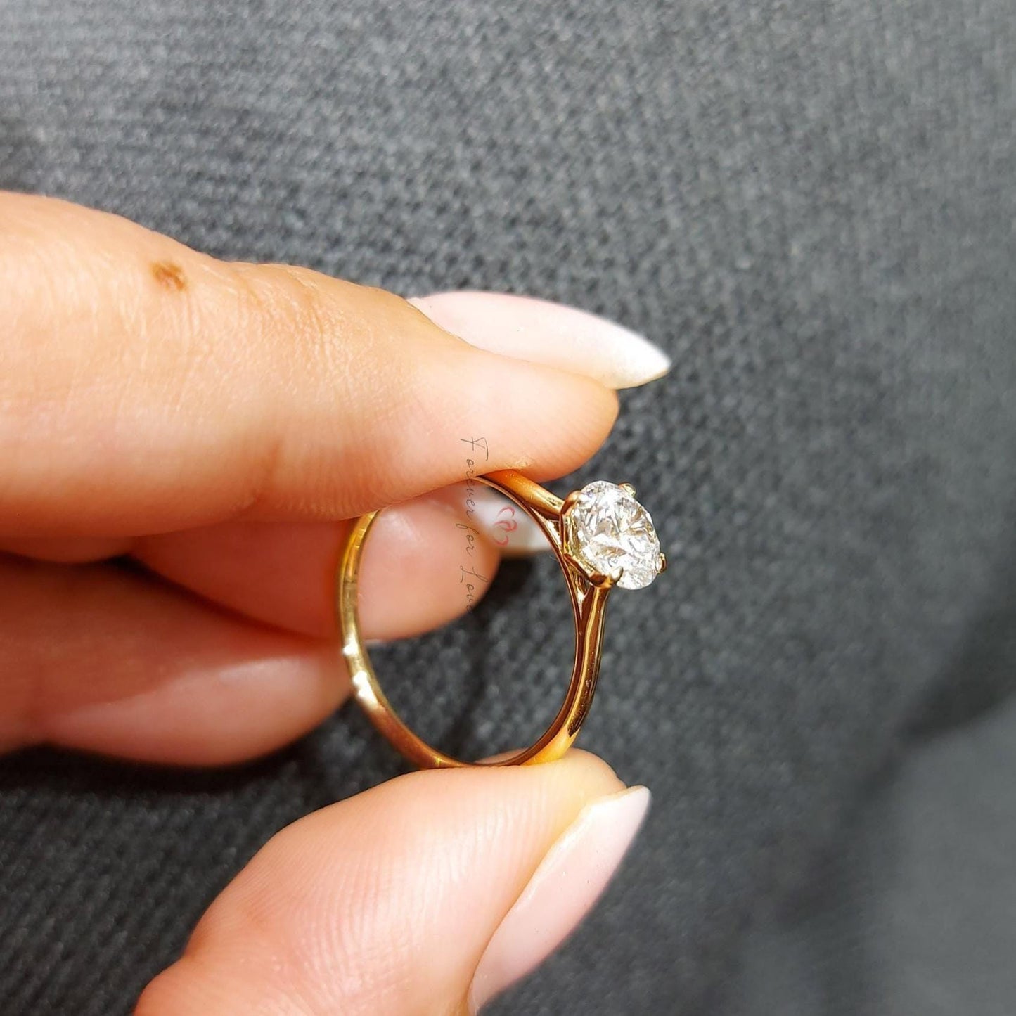Bague de fiançailles solitaire en diamant de laboratoire rond de 0,8 carat Round cut 1Ct Moissanite Taille Brillant engagement ring in Gold or Platinum — custom handcrafted by Forever For Love
