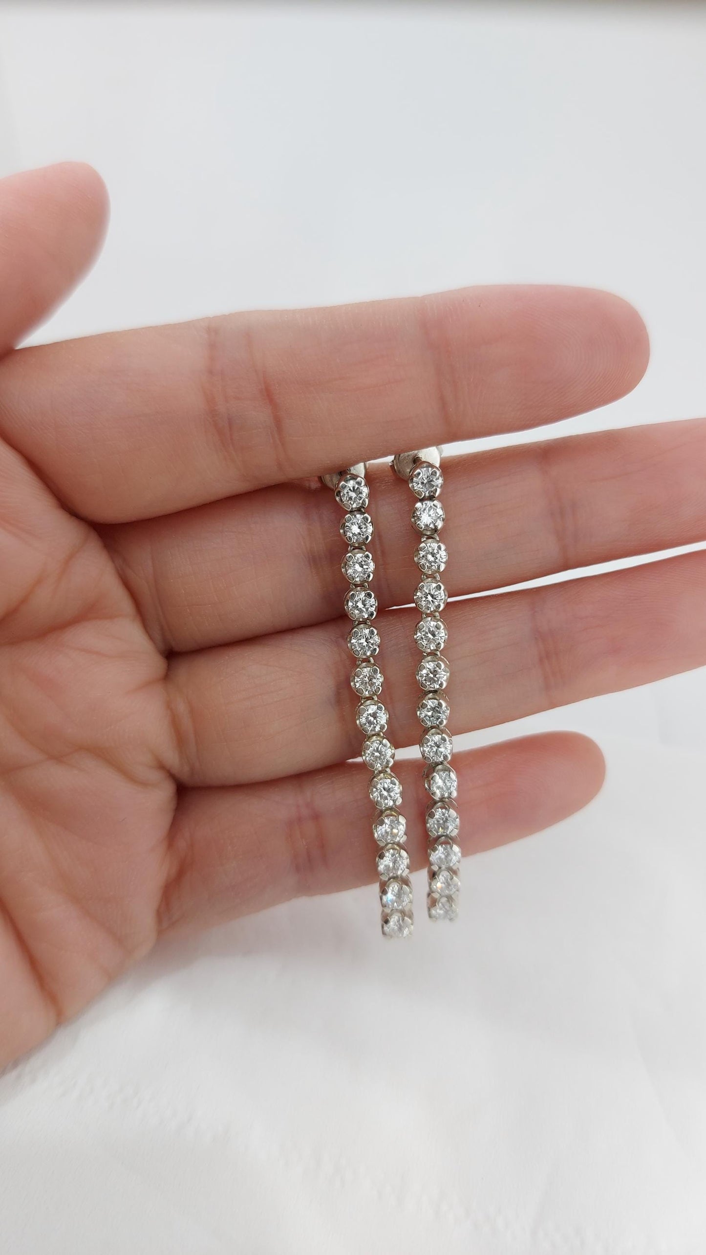14k Gold- und Diamant-Creolen, 3mm Diamant-Huggies, baumelnde Diamanten, echte Diamanten, 14k Rosé-, Weiß- und Gelbgold-Paar Ohrringe. Moissanite engagement ring in Gold or Platinum — custom handcrafted by Forever For Love