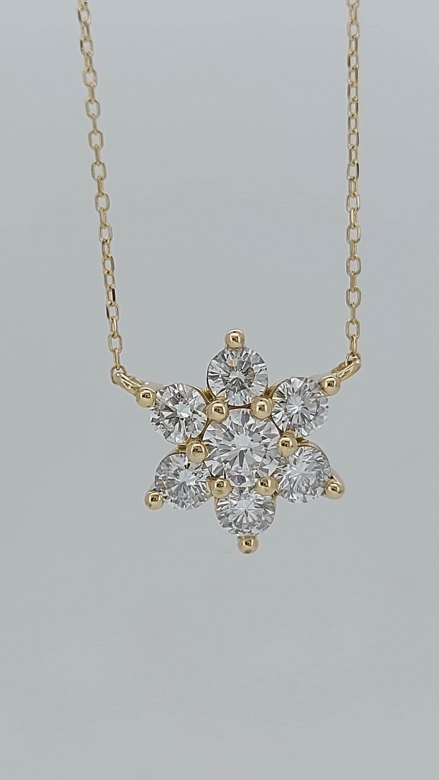 Blumen Diamant Halskette, 14k Gelbgold, Zierliche Minimalistische Herz-Anhänger, Echte Diamant Damen Halskette, Besonderes Geschenk Für Sie. Moissanite engagement ring in Gold or Platinum — custom handcrafted by Forever For Love