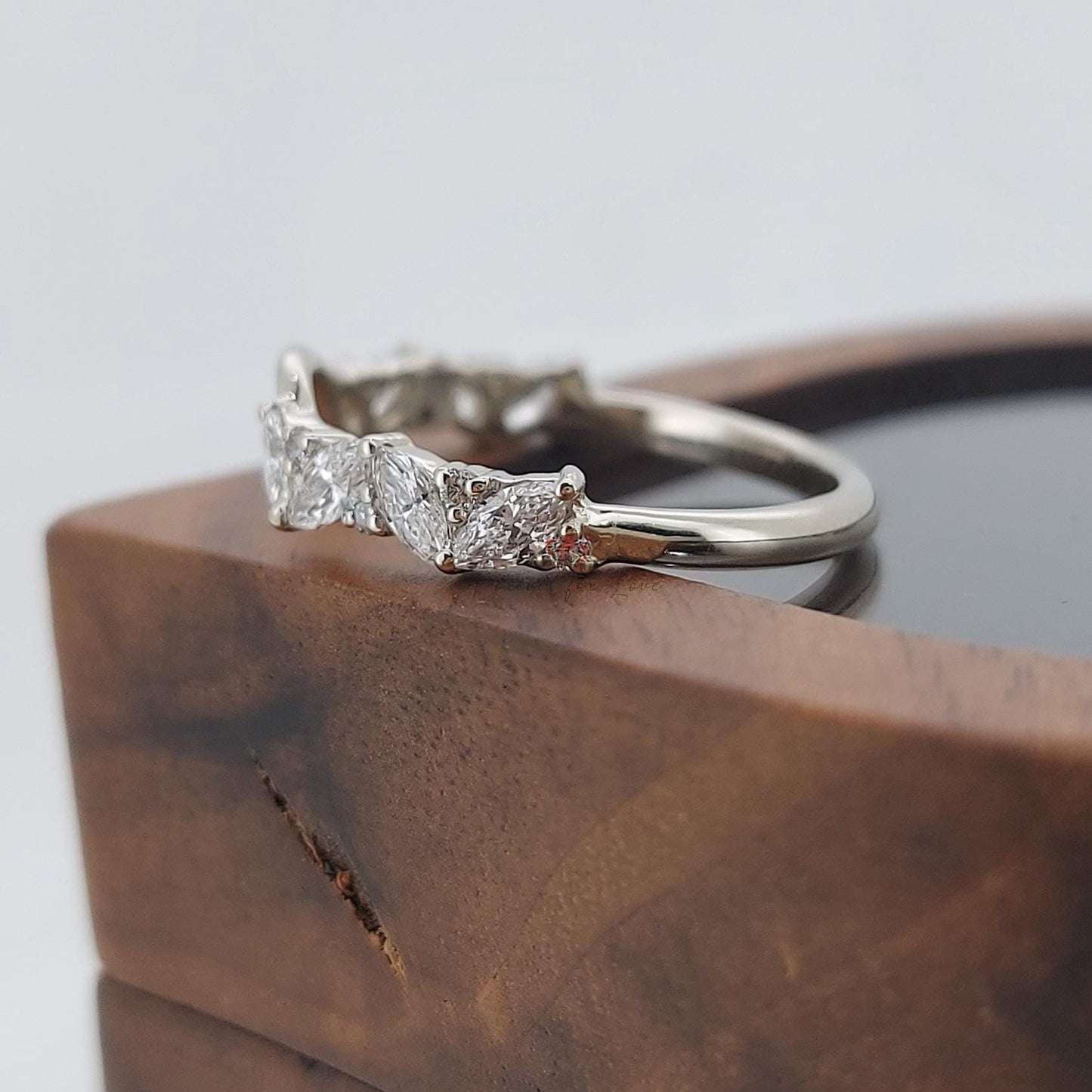 Diamant Marquise und runder Schliff Vintage Labor Ehering Halb-Eternity Verlobungsring Rosegold Verlobungsband Frauen Jubiläumsband Ring Round cut Moissanite engagement ring in 935 Argentium Silber — custom handcrafted by Forever For Love