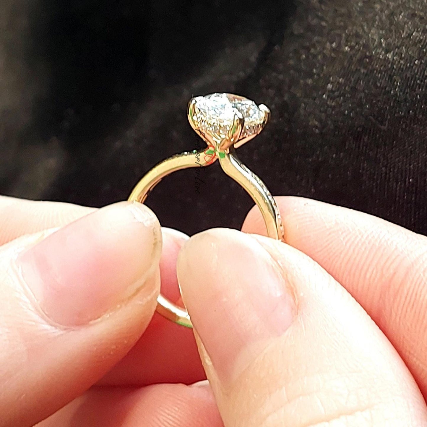 Bague de fiançailles ovale en diamant de laboratoire de 1,35 carat certifié IGI Oval cut 1Ct Moissanite taille brillant engagement ring in Gold or Platinum — custom handcrafted by Forever For Love