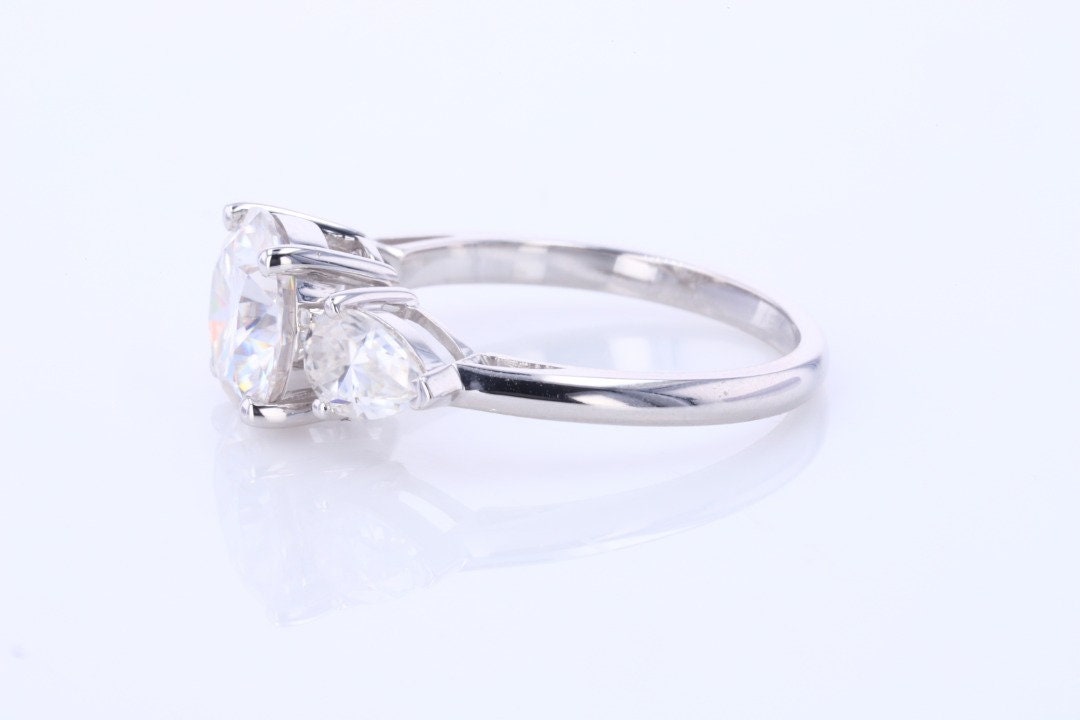 Bague de fiançailles trilogie avec diamant naturel poire de 1,50 ct Pear cut Moissanite engagement ring in Gold or Platinum — custom handcrafted by Forever For Love