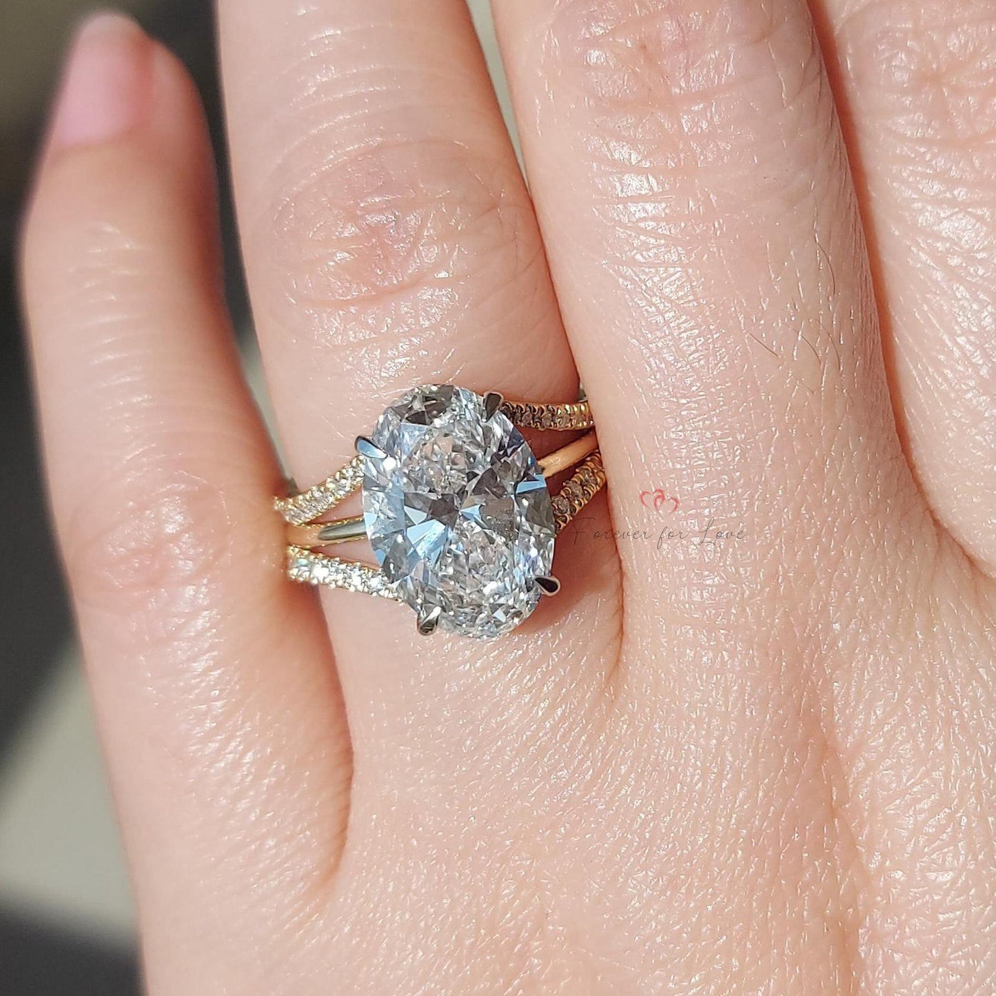 Parure de mariage avec diamants de laboratoire ovales Oval cut Moissanite taille brillant engagement ring in Gold or Platinum — custom handcrafted by Forever For Love