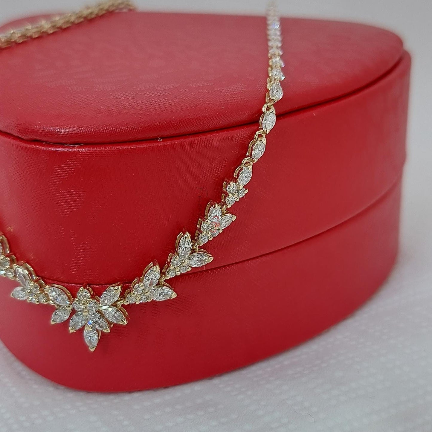 18K massives Gold Collier für die Hochzeit mit Cluster, echte Diamant Marquise Halskette, Diamant Kettenhalskette Jubiläumsgeschenk. Moissanite engagement ring in Gold or Platinum — custom handcrafted by Forever For Love