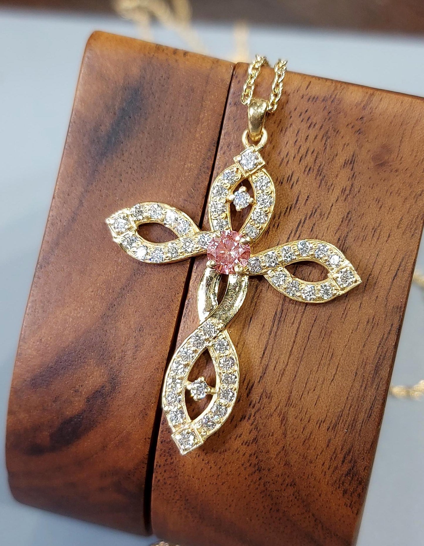 Gedrehte Goldkreuz-Halskette mit rosa Diamant für Frauen, Diamant-Kreuz-Anhänger, christlicher Glaubensanhänger, Kreuz-Geschenk für Frauen Moissanite engagement ring in Gold or Platinum — custom handcrafted by Forever For Love