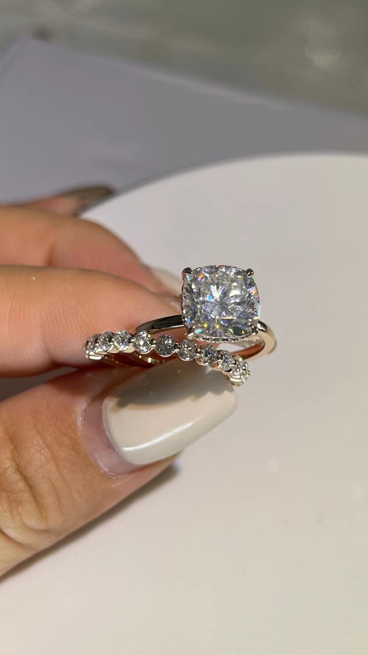 1 Karat strahlender Moissanit-Verlobungsring Radiant cut Moissanite engagement ring in 935er Argentium Silber — custom handcrafted by Forever For Love