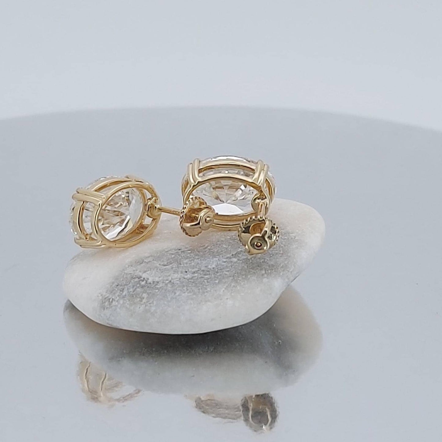 4 Karat Ohrstecker mit oval geschliffenen Labordiamanten: 14K Gelbgold Moissanite engagement ring in Gold or Platinum — custom handcrafted by Forever For Love