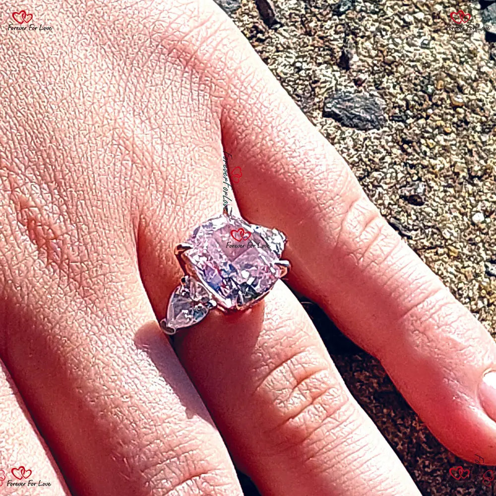 Leuchtend pinker Diamantring im Kissenschliff – bezaubernde Kissenform mit tropfenförmigen Seitensteinen im viktorianischen Vintage-Stil Pear cut Moissanite engagement ring in 935er Argentium Silber — custom handcrafted by Forever For Love