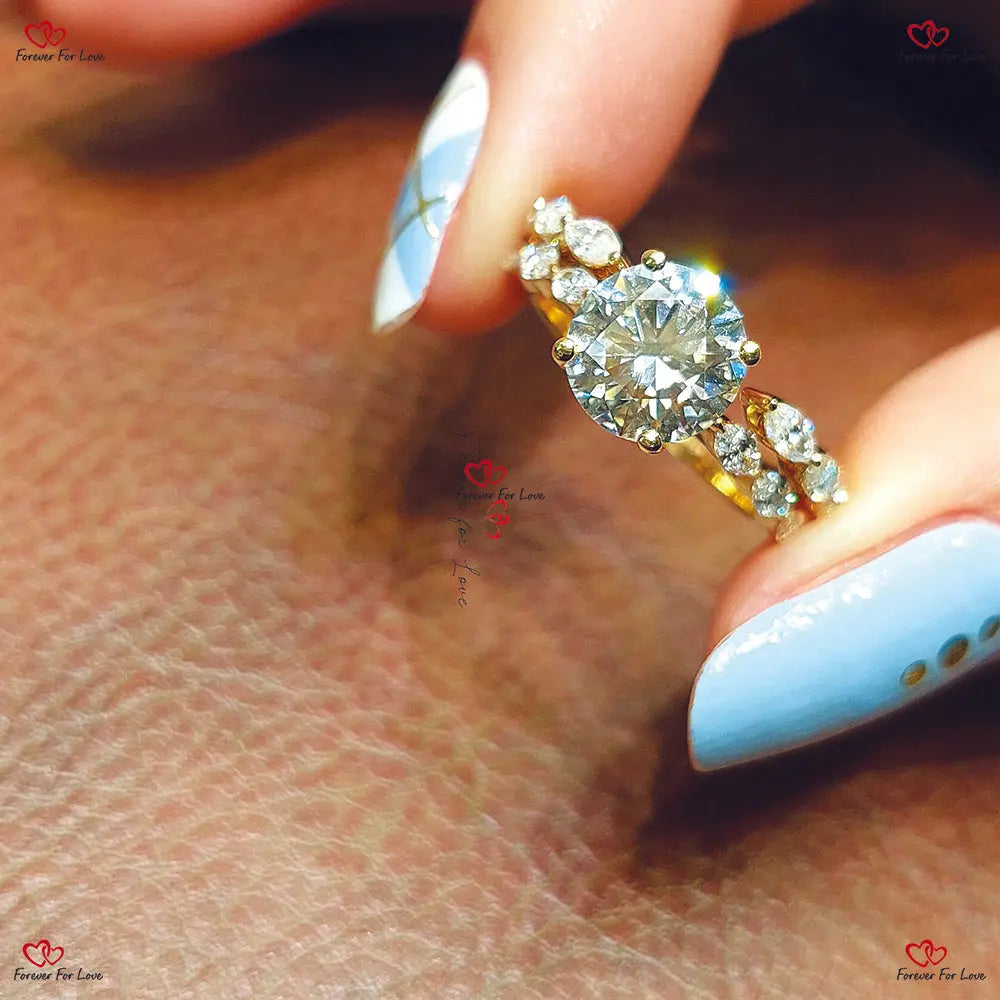 künstliche diamanten schmuck Verlobungsring mit rundem Solitär-Diamant und Marquise-Diamantband