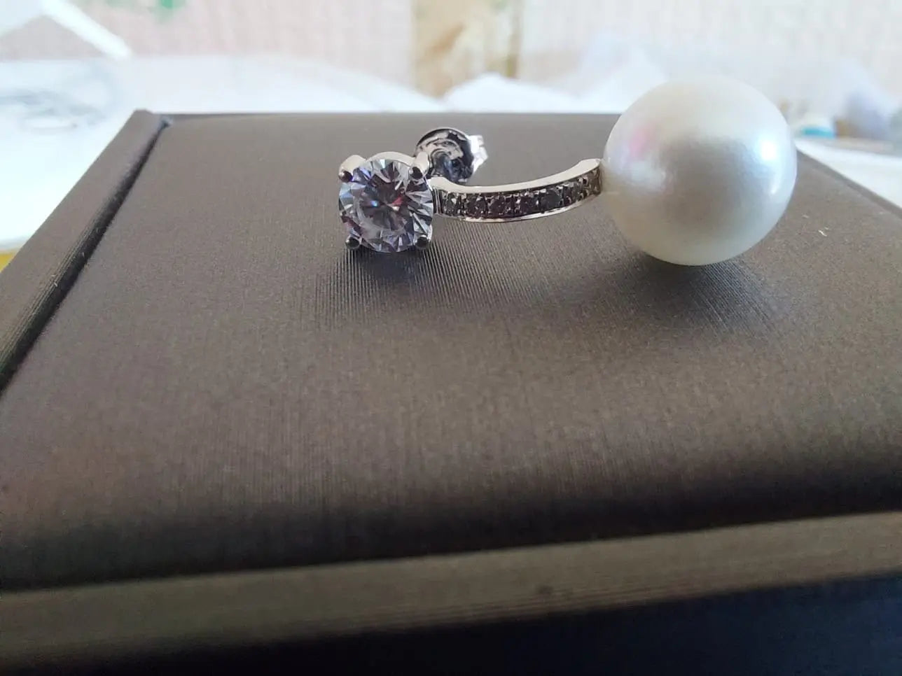Ohrringe „Gilded Splendor“ aus 18 Karat Gold mit Diamanten und Südseeperlen Moissanite engagement ring in Gold or Platinum — custom handcrafted by Forever For Love