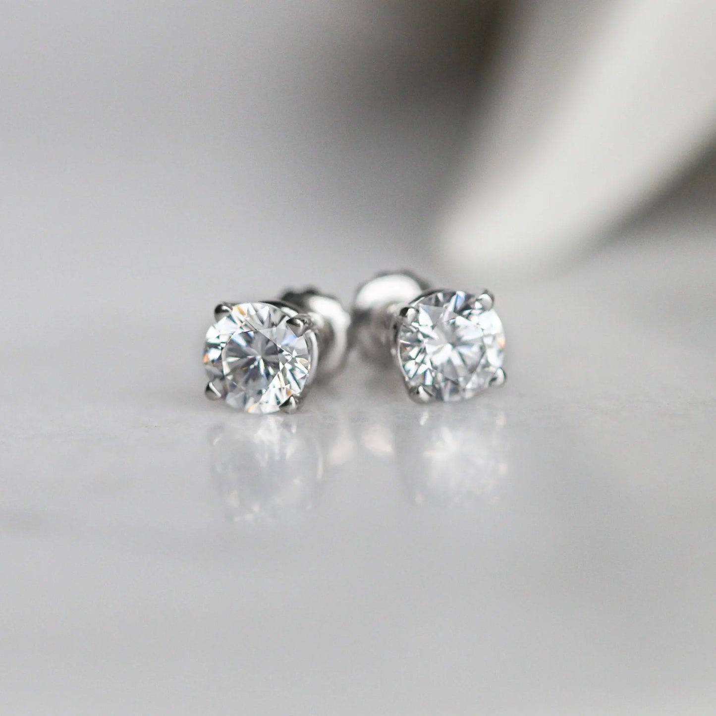 Dazzling Brilliance Ohrstecker mit rundem Diamanten und Schraubverschluss, 1,0 Karat, 14 Karat Weißgold Moissanite engagement ring in Gold or Platinum — custom handcrafted by Forever For Love