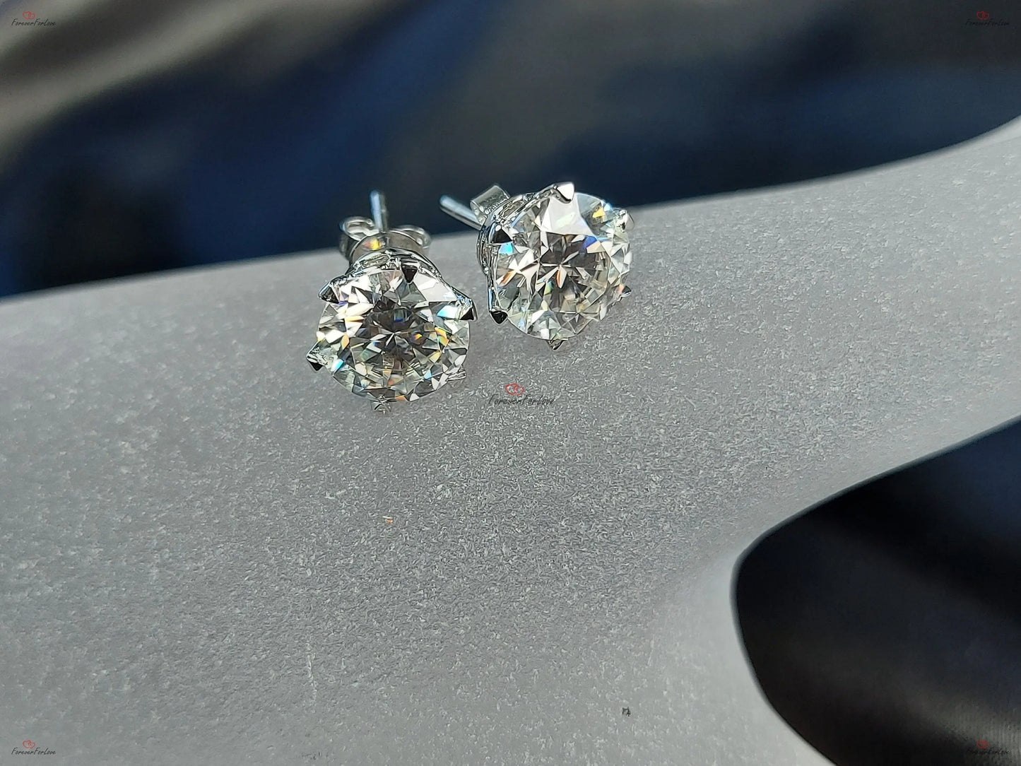 Ohrstecker aus 14 Karat Gold mit IGI-zertifiziertem Labor-Diamant und Schraubverschluss Moissanite engagement ring in Gold or Platinum — custom handcrafted by Forever For Love