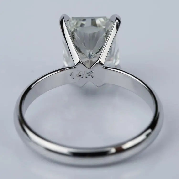Verlobungsring mit Radiant-Schliff und Solitärfassung Radiant cut Moissanite engagement ring in Gold or Platinum — custom handcrafted by Forever For Love