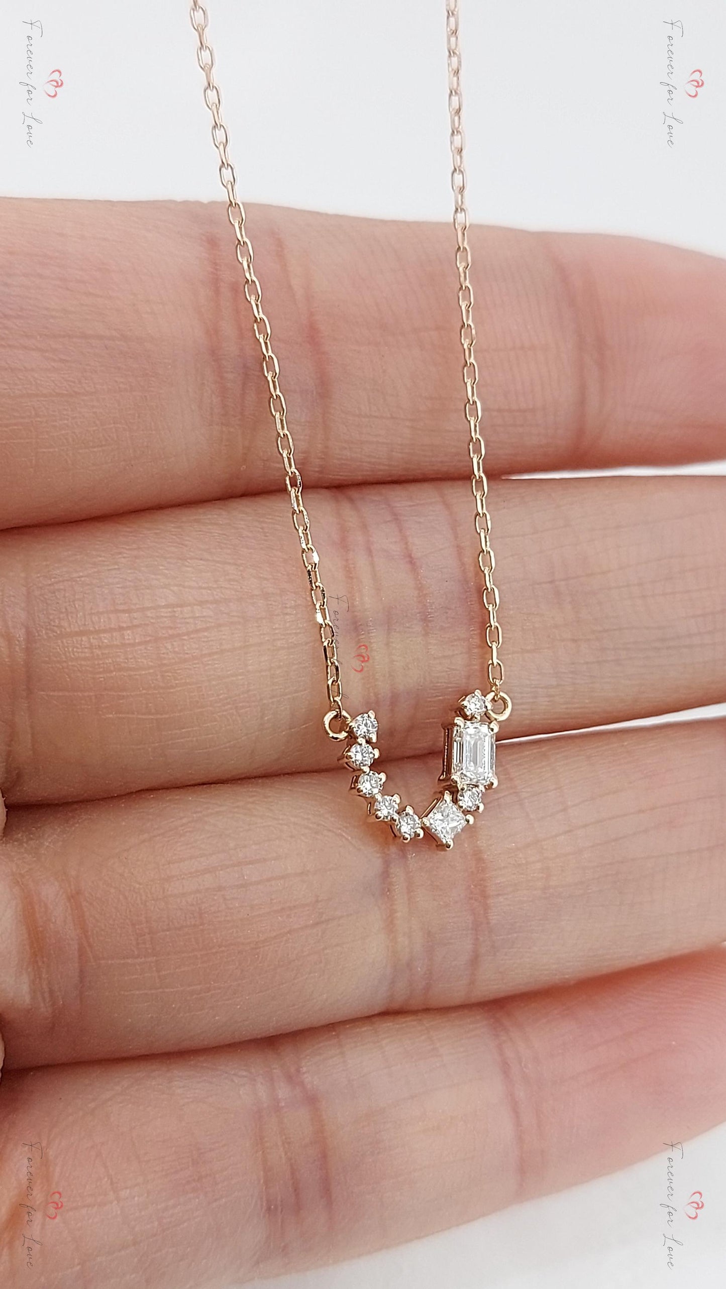 Collier fer à cheval porte-bonheur, cadeau pour les amoureux des chevaux | Pendentif délicat en or ou en argent | Breloque personnalisée porte-bonheur | Cadeau de remise de diplôme ou d'anniversaire Moissanite engagement ring in Gold or Platinum — custom handcrafted by Forever For Love