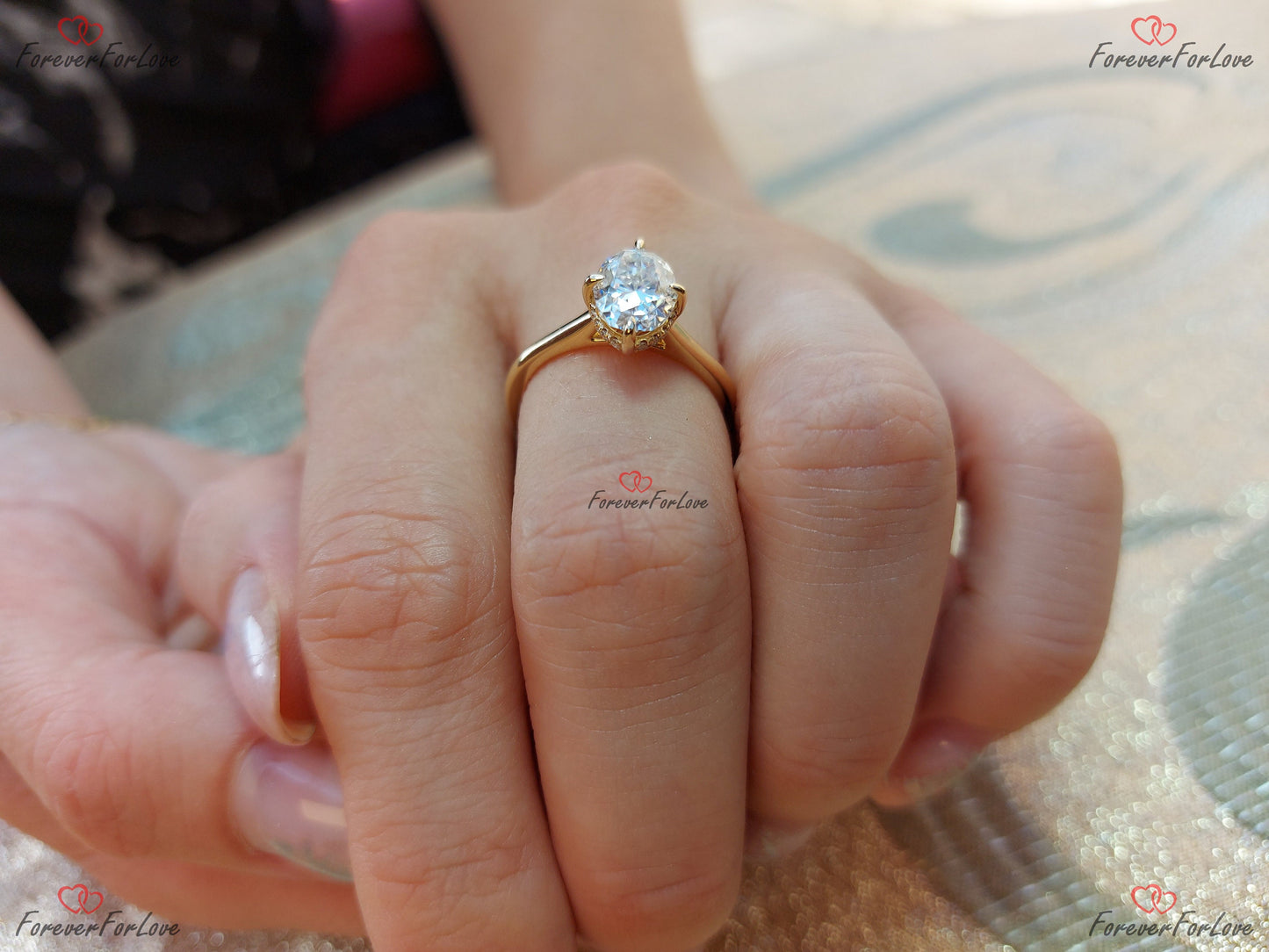 1,5 Karat ovaler Diamant, Moissanit Halo Verlobungsring Oval cut Moissanite engagement ring in 935 Argentium Silber — custom handcrafted by Forever For Love