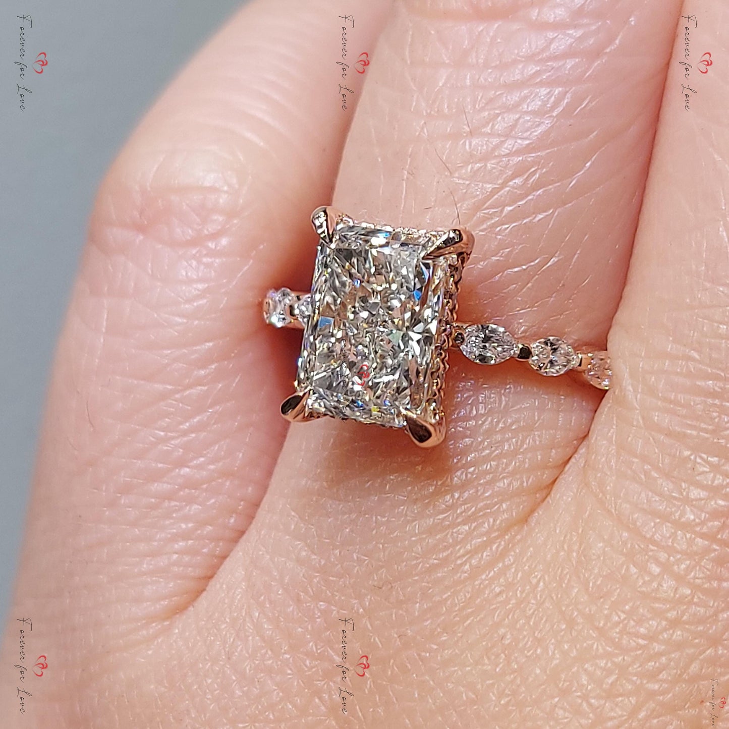 Bague de fiançailles en diamant radiant de laboratoire certifié IGI de 2,5 carats Radiant cut Moissanite Taille Brillant engagement ring in Gold or Platinum — custom handcrafted by Forever For Love
