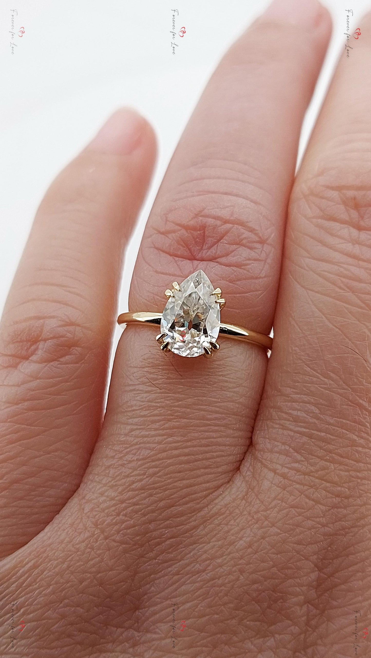 2 Karat Birnen-Moissanit-Ring mit verstecktem Heiligenschein – anpassbare Karatzahl Pear cut Moissanite engagement ring in 935 Argentium Silber — custom handcrafted by Forever For Love