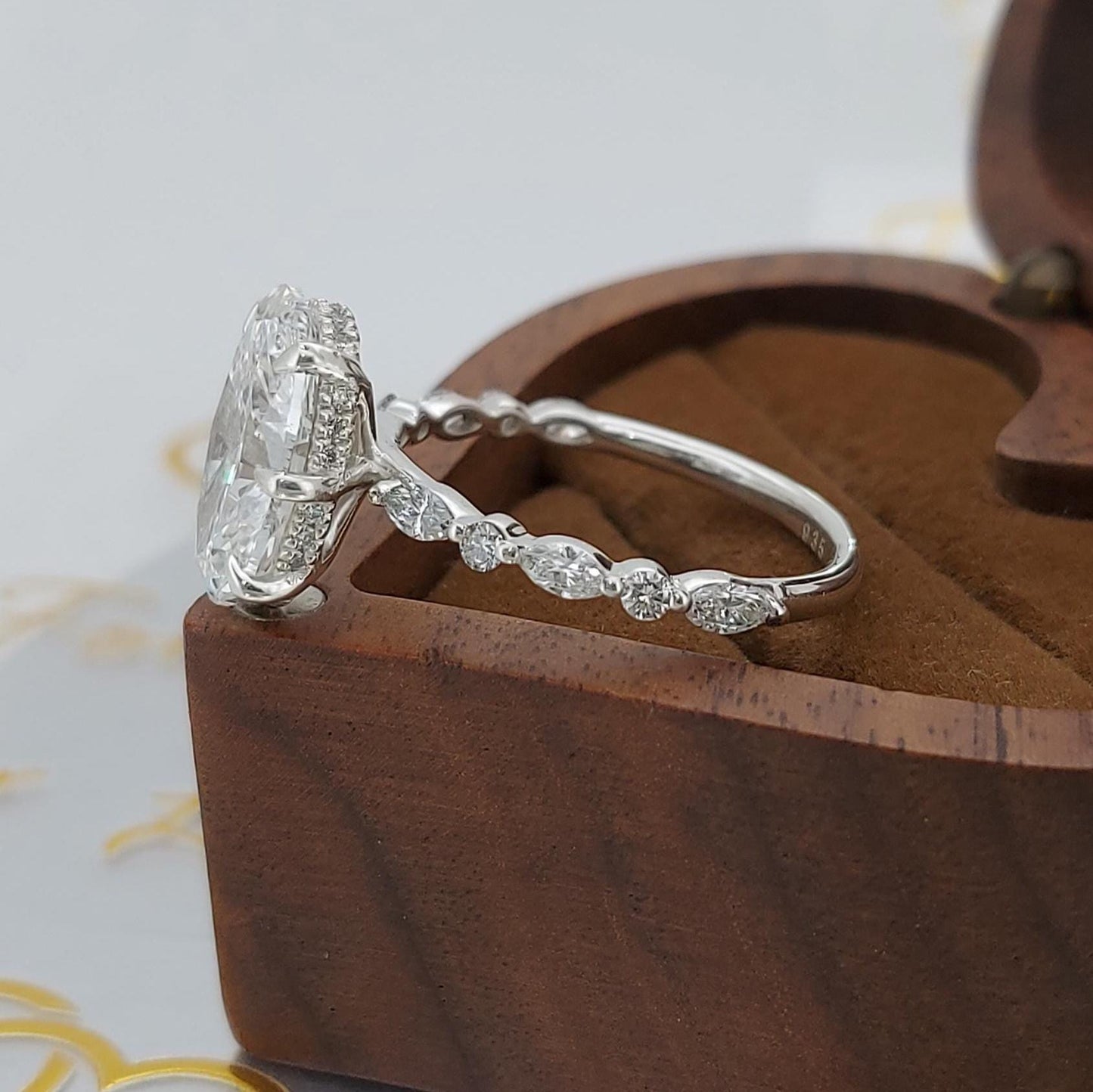 Bague de Fiançailles Solitaire Ovale Diamant de Laboratoire 4,5 Ct avec Halo Caché Oval cut 1Ct Moissanite taille brillant engagement ring in Gold or Platinum — custom handcrafted by Forever For Love