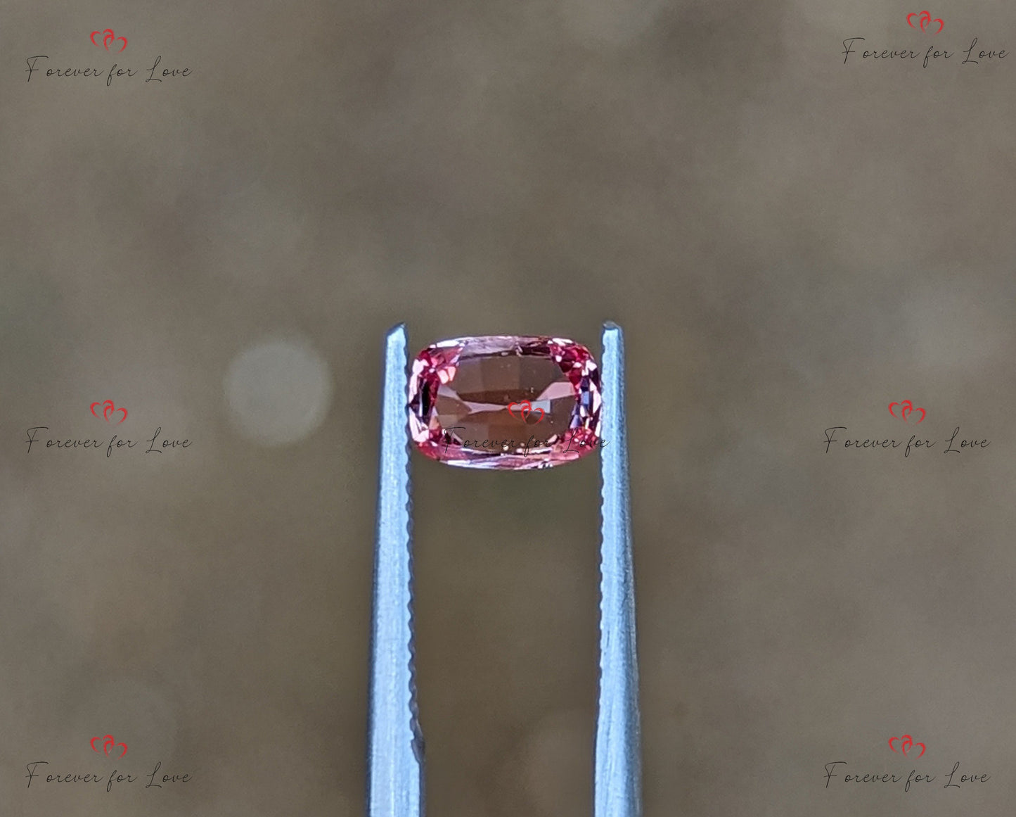 Saphir Padparadscha 0,76 carats, Saphir Padparadscha véritable de Ceylan non chauffé non traité de taille coussin pour elle. Moissanite engagement ring in Gold or Platinum — custom handcrafted by Forever For Love