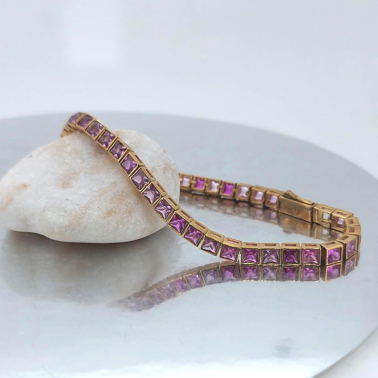 Tennisarmband mit Prinzessinnenschliff, rosa Diamant, massives Gold, babyrosa Armband, 14k oder 18k, farbiges Eternity-Design, Krappenfassung, Muttertagsgeschenk Moissanite engagement ring in Gold or Platinum — custom handcrafted by Forever For Love