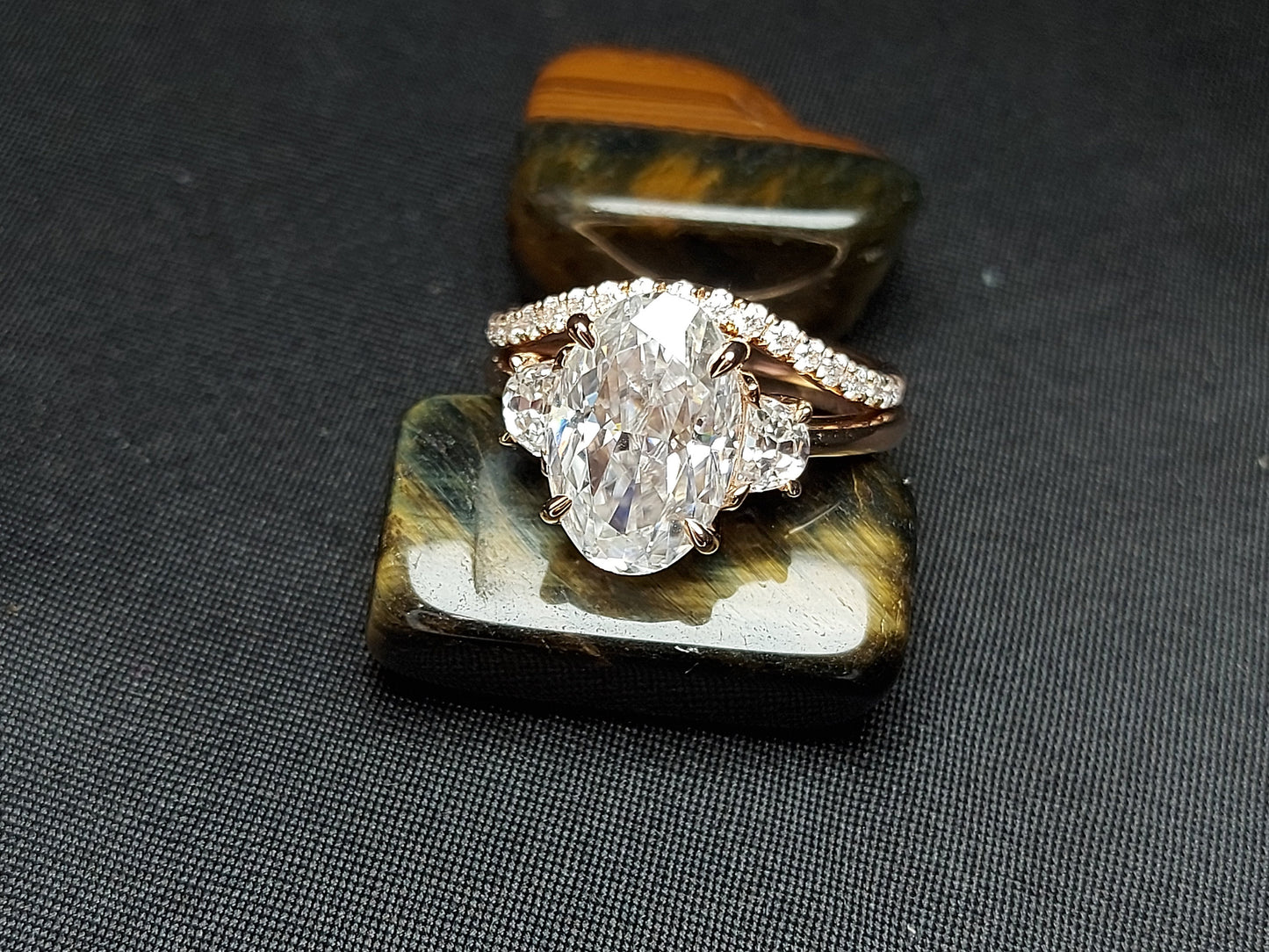 Ensemble de mariée trois pierres en moissanite ovale de 4,6 Ct avec accents de lune Oval cut Moissanite taille brillant engagement ring in Gold or Platinum — custom handcrafted by Forever For Love