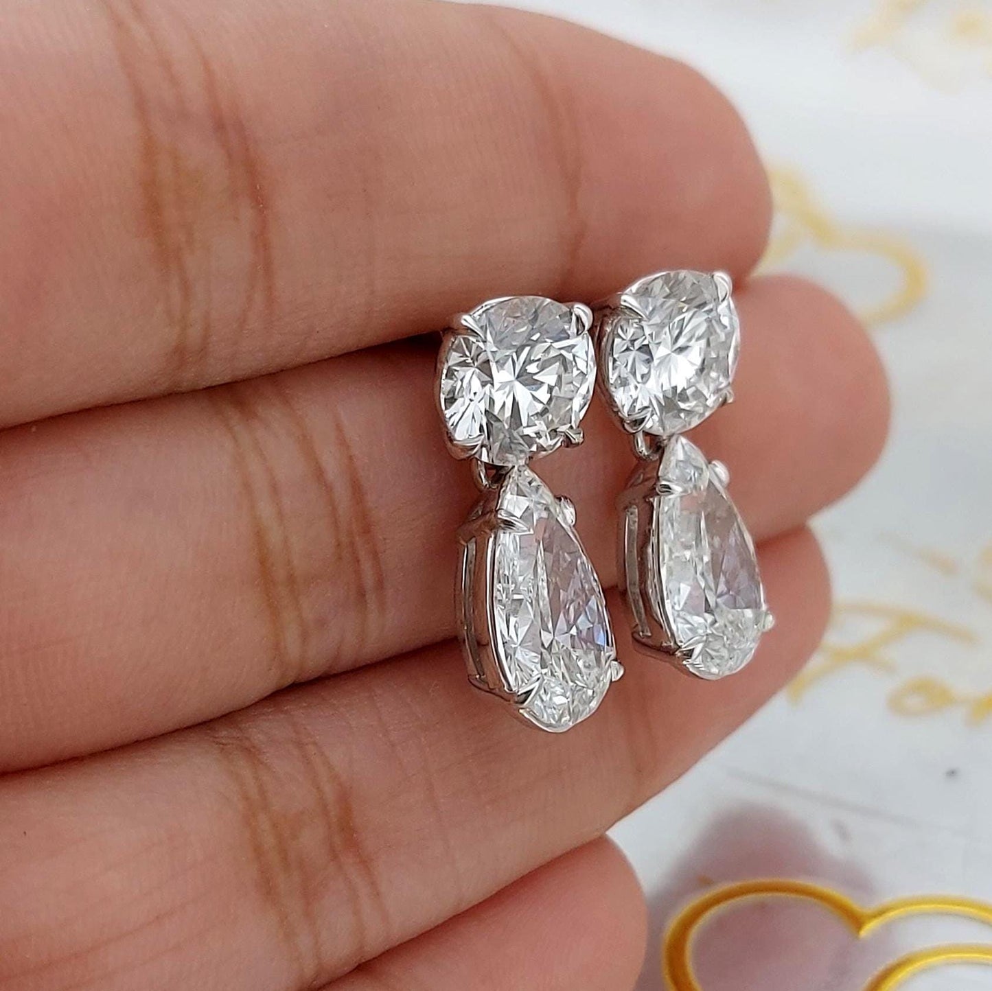 6 Karat Gesamtgewicht, Farbe E, Reinheit VVS2, IGI-zertifizierte Lab-Grown Diamant-Ohrringe mit Rund- und Tropfenschliff, 14 Karat Weißgold, perfektes Geschenk für sie. Moissanite engagement ring in Gold or Platinum — custom handcrafted by Forever For Love
